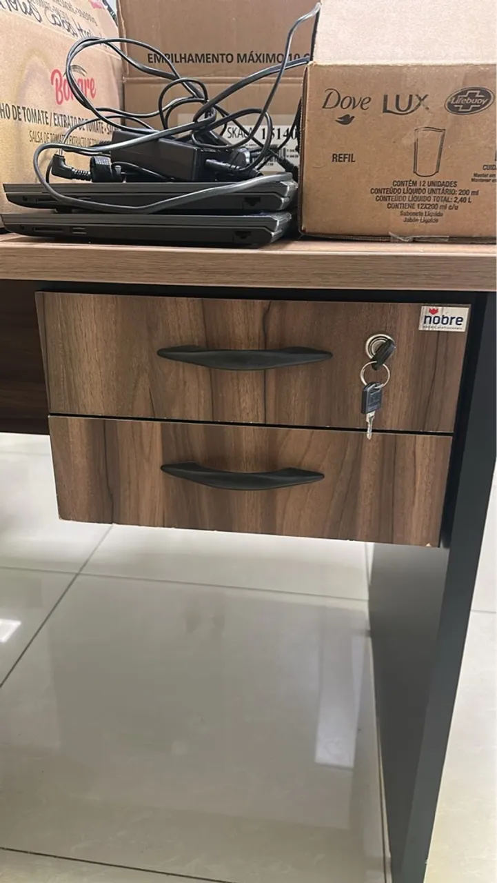 Mesa de escritório com gavetas