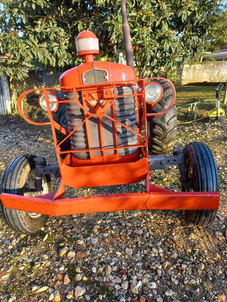Trator Massey Ferguson - Vermelho com implementos - Foto 5