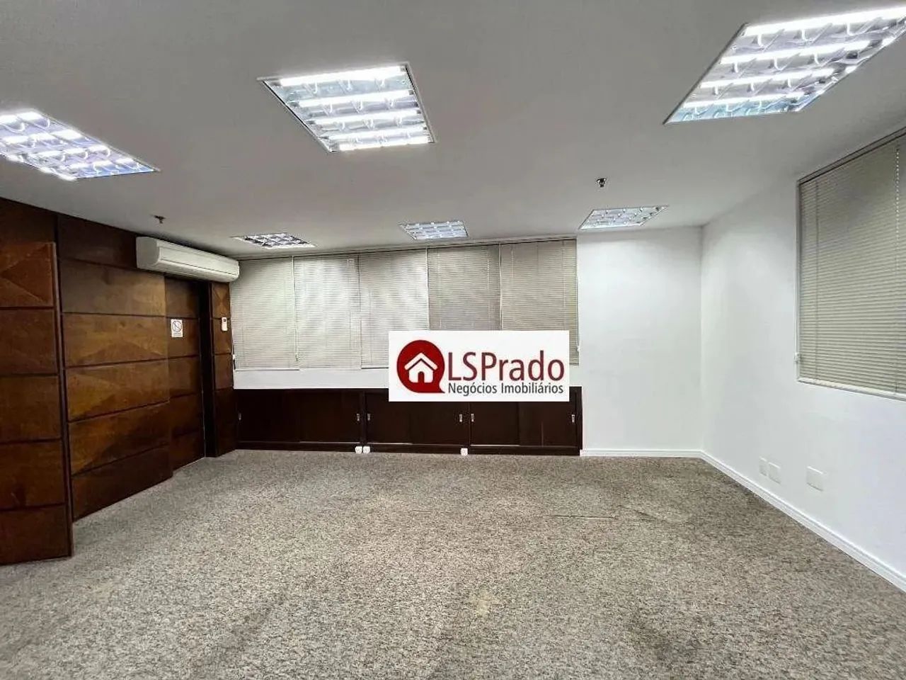Ao lado da Padaria Santa Marcelina, conjunto com 4 banheiros e 4 vagas!