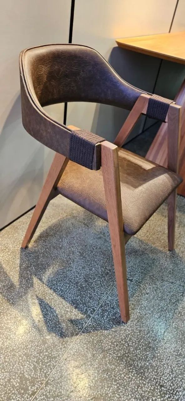 Poltrona de Design com Detalhes em Couro para salas ou mesas de jantar  - Foto 3
