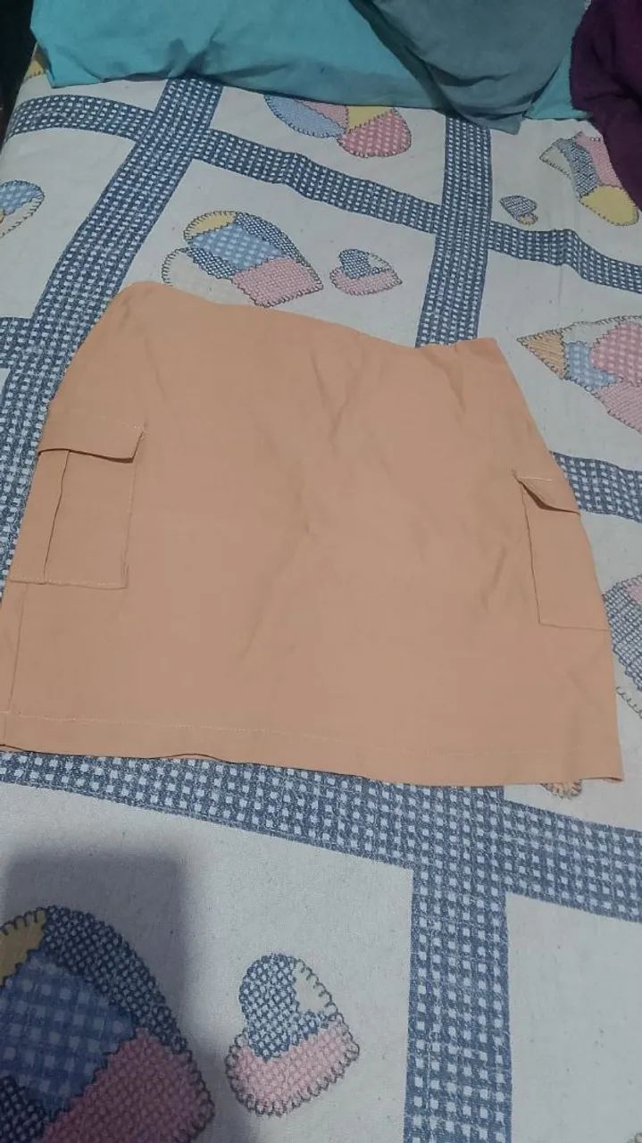 Short saia bege com bolsos