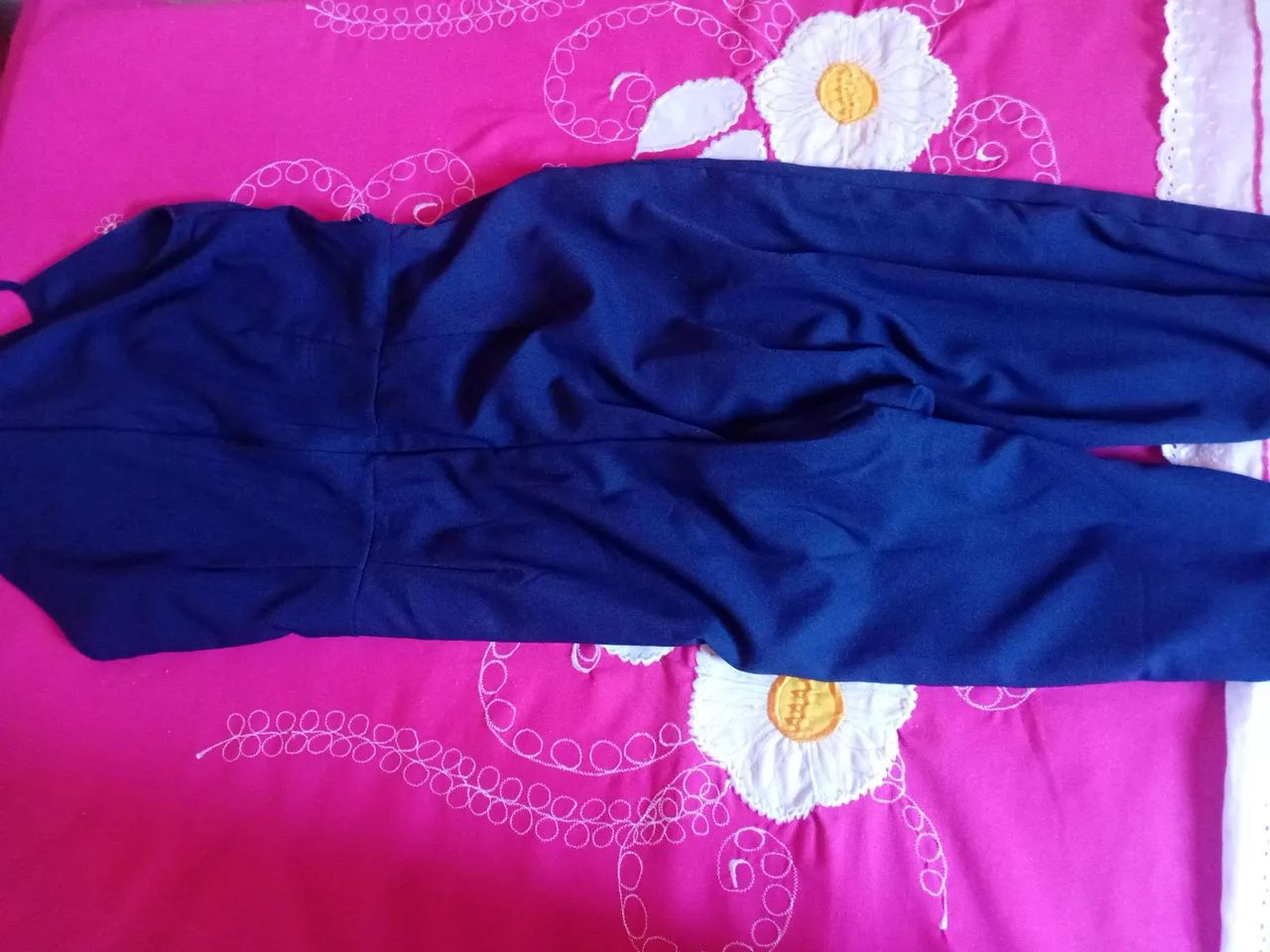Macacão Azul Marinho com Bordado Floral - Foto 2