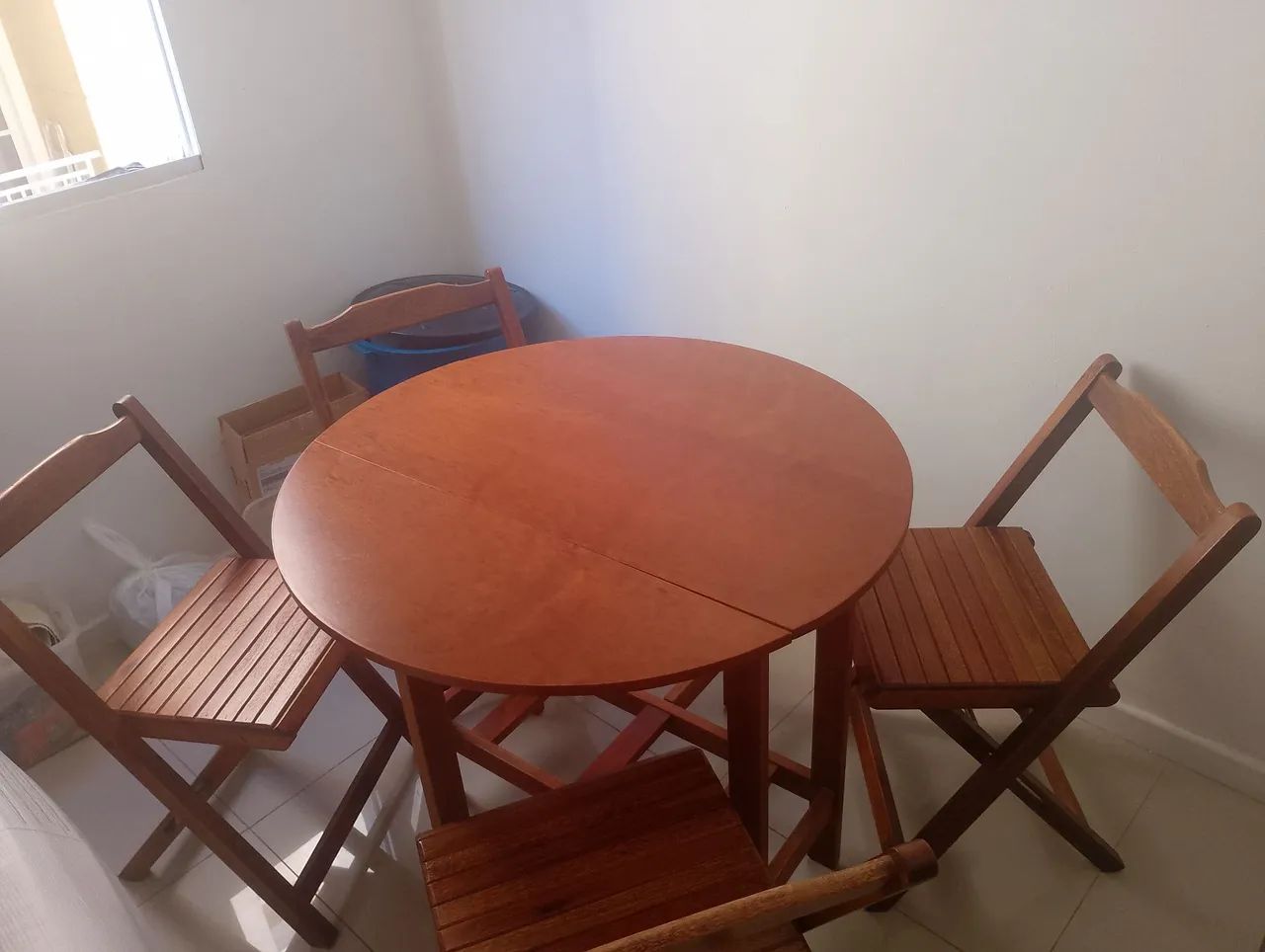 MESA DOBRÁVEL EM EMBUIA COM 4 CADEIRAS.