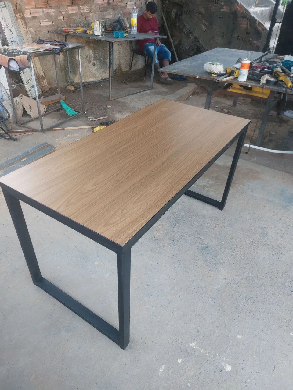 Mesa de escritório com design moderno e elegante