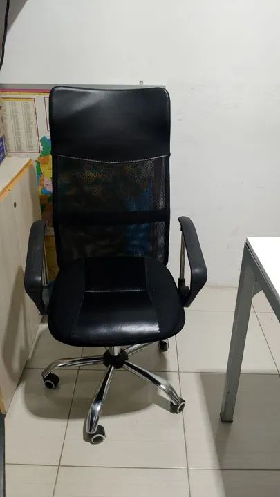 Poltrona presidente telada com reclinio e regulagem de assento 