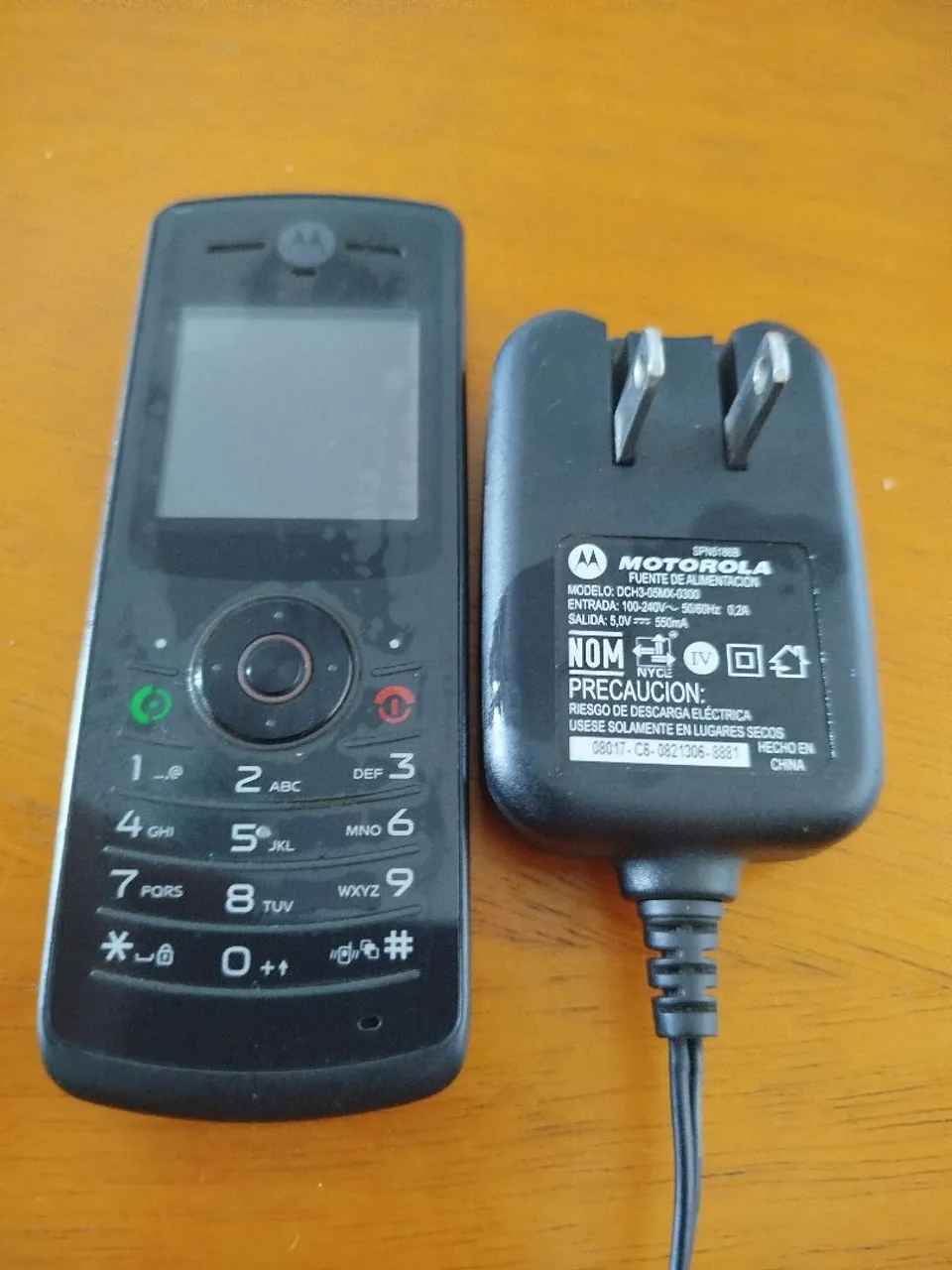 Celular Motorola com Carregador
