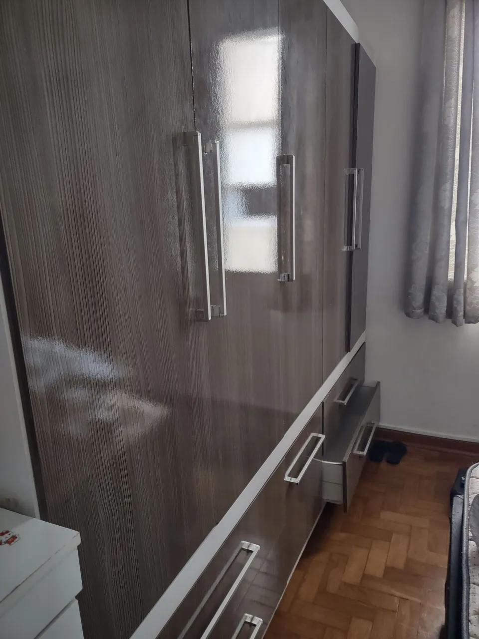 Guarda-Roupa Moderno com Design Elegante