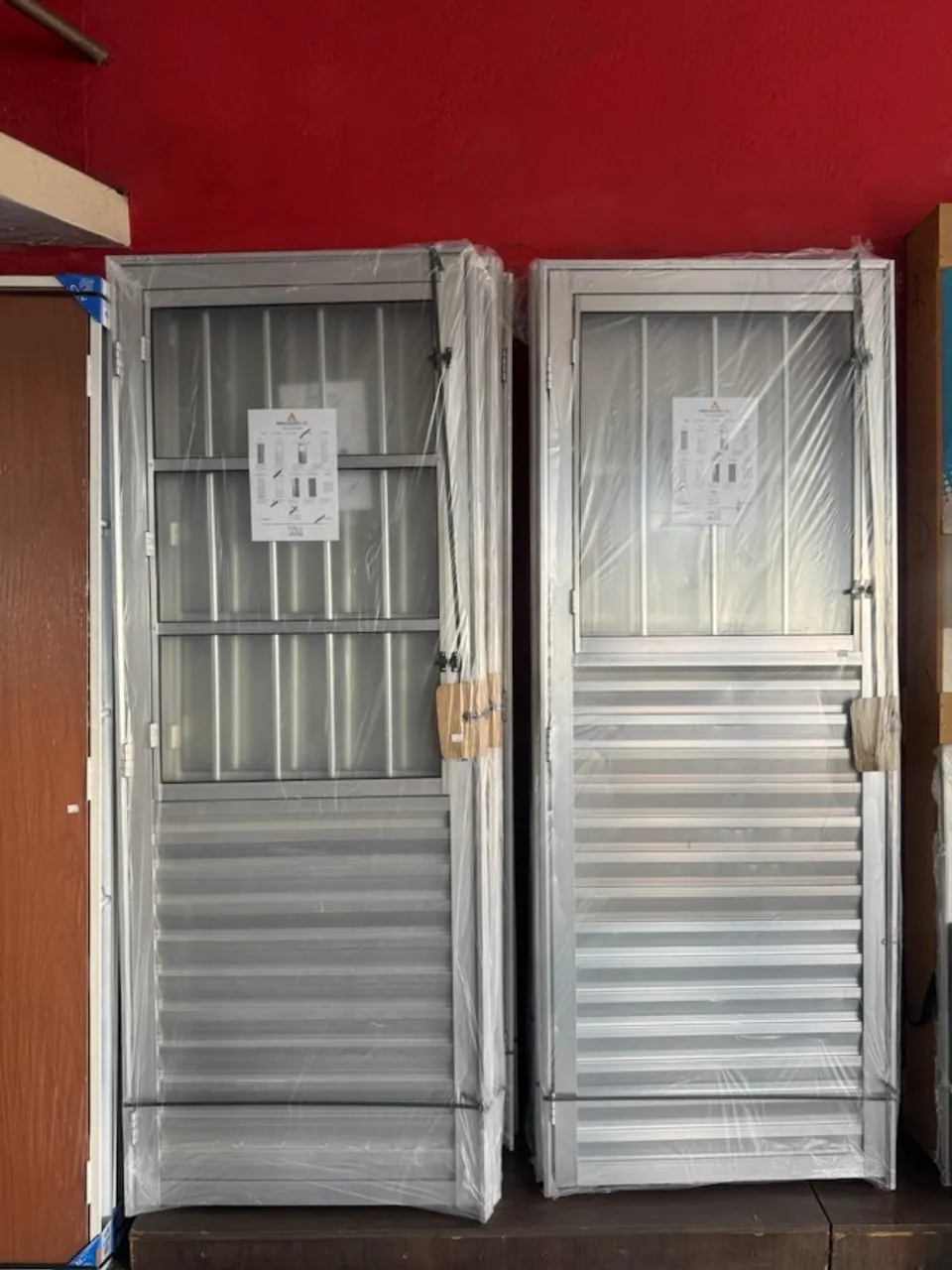 PORTA SOCIAL ALUMINIO C/ VIDRO E GRADES - 80X210 - ENTREGAMOS