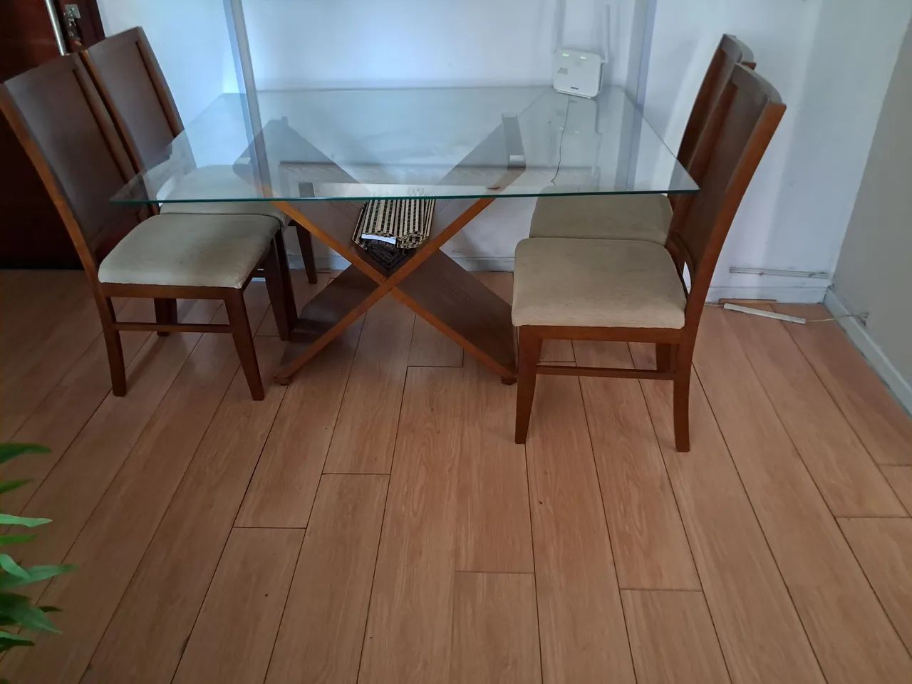 Mesa de Jantar com Tampo de Vidro e 4 Cadeiras