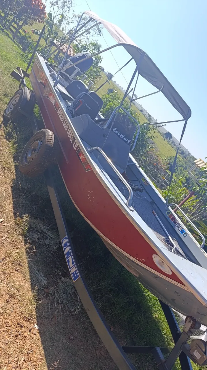 LANCHA LEVEFORT APOLUS 550 FT com CARRETA ODNE E SOM INSTALADO - 58 HS DE Navegação