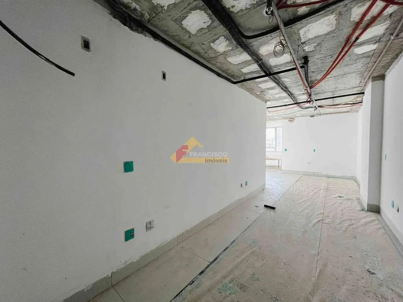 Sala comercial localizada no Centro