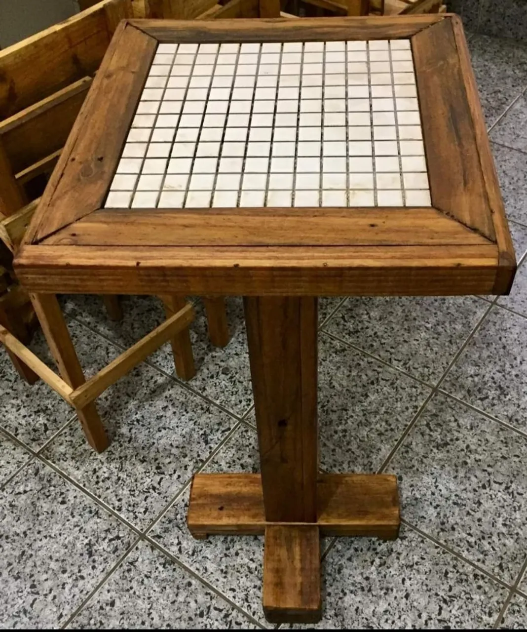 Mesa de madeira rústica com tampo em mosaico