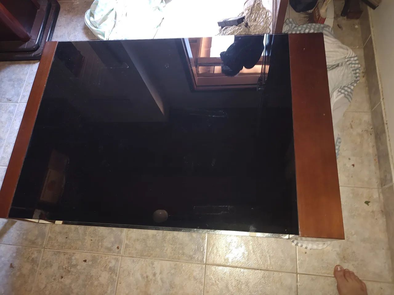 Mesa de centro com tampo de vidro preto com espelho embaixo  - Foto 2