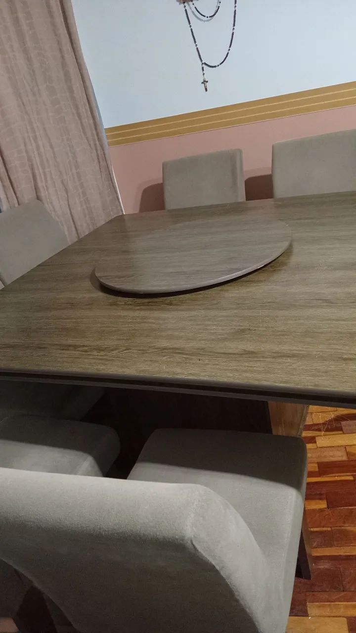 Mesa quadrada de madeira com seis cadeiras. - Foto 3