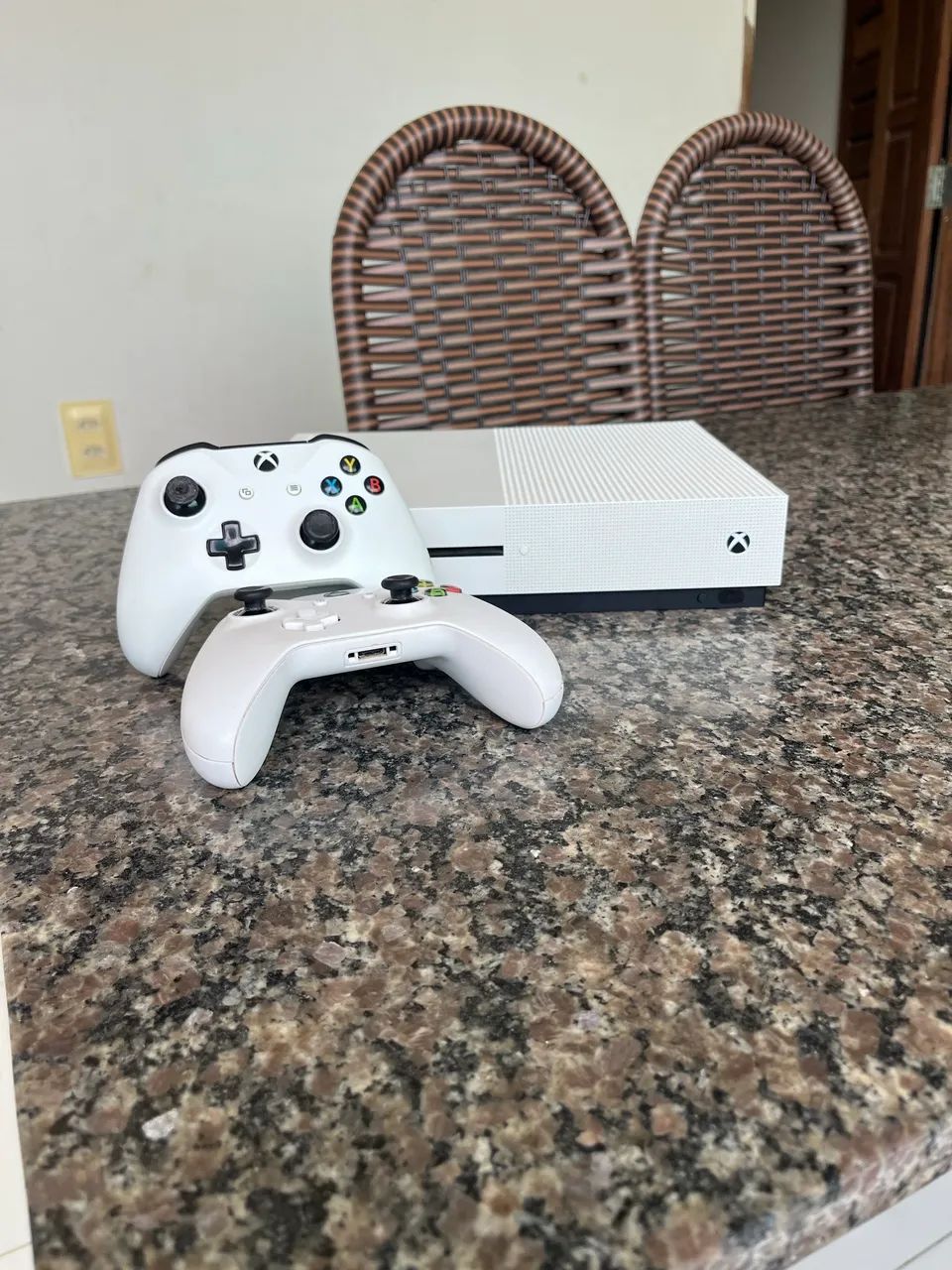 Xbox One S 1TB Acompanha 2 controles e 7 DVDs de jogos