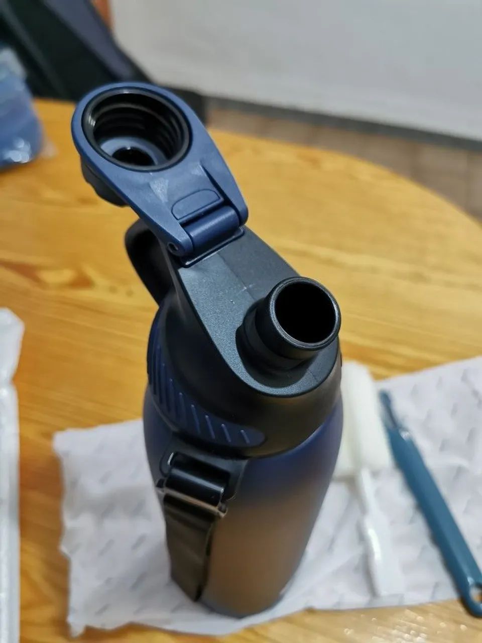 Garrafa térmica Inox azul 1 litro com limpador  - Foto 3