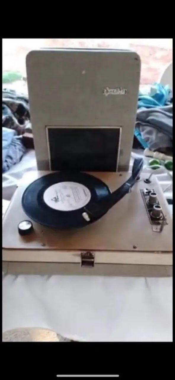 Toca-discos Vintage, funcionando perfeitamente e outros a combinar 
