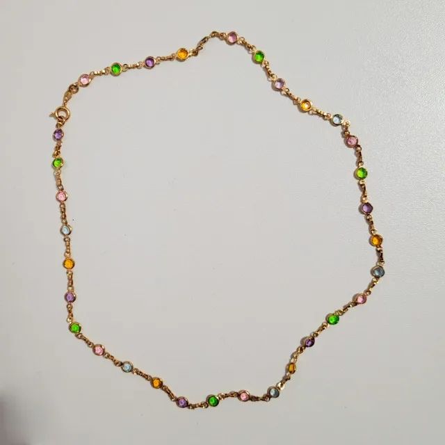 Colar dourado com pedrinhas coloridas