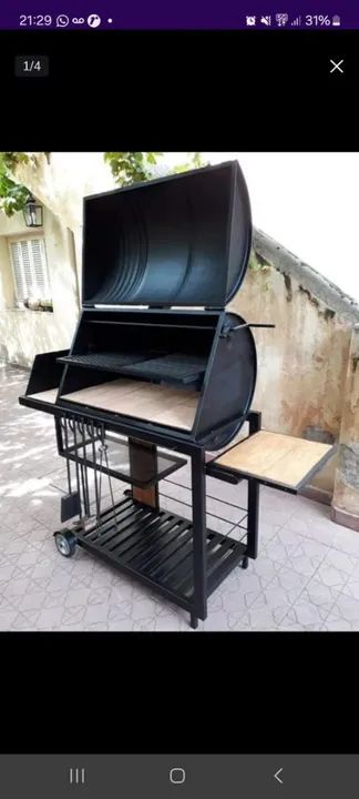 Churrasqueira de ferro com estrutura móvel