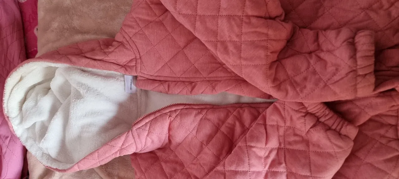 Jaqueta rosa com capuz