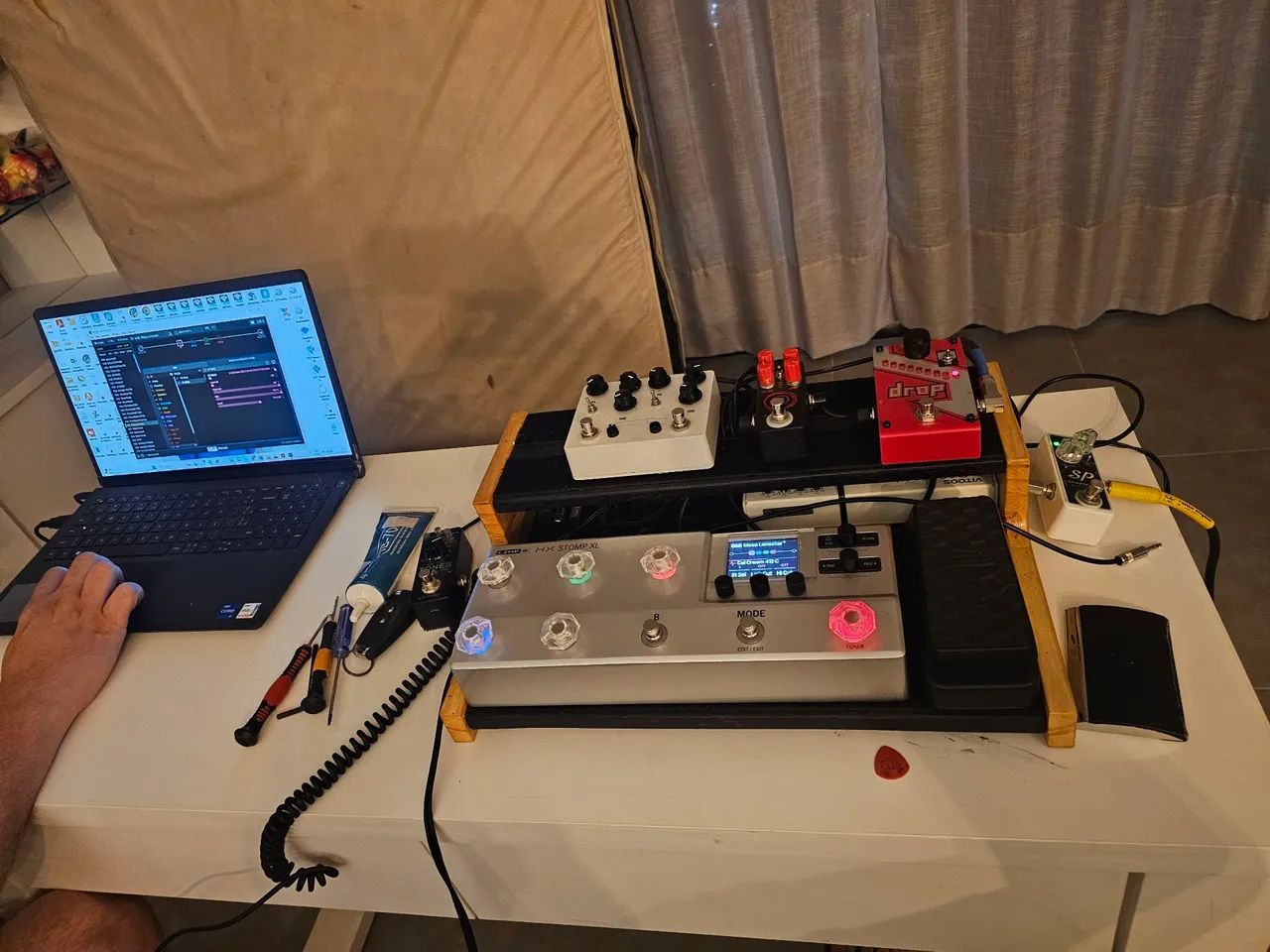 ギター HX Stomp XL Line 6より、美しいホワイトの筐体を持つHX Stomp XLの限定モデルが