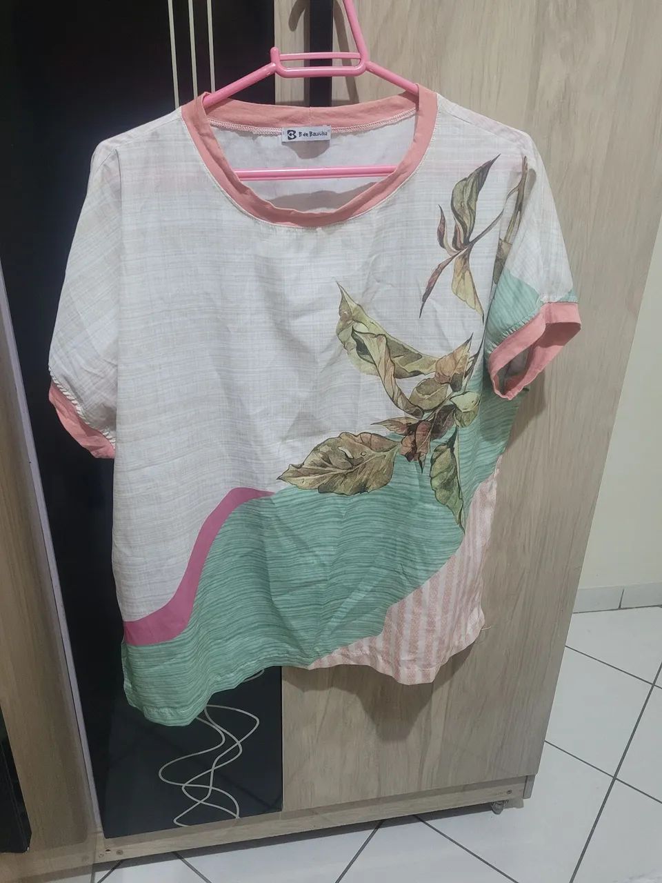 Camisa feminina com estampa floral