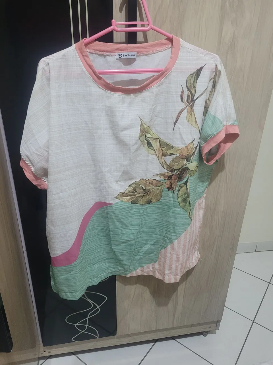 Camisa feminina com estampa floral