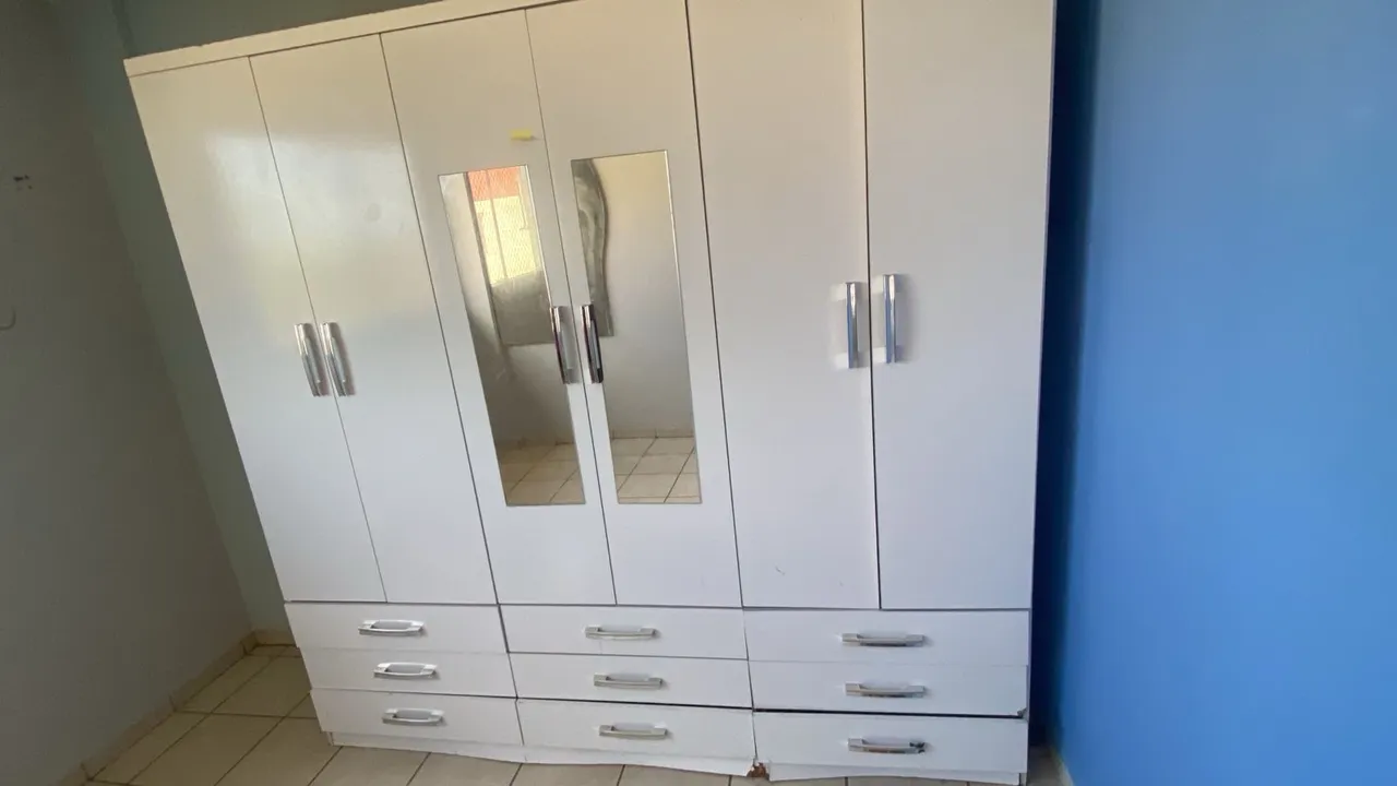 Guarda-Roupa Branco 6 Portas e 9 Gavetas