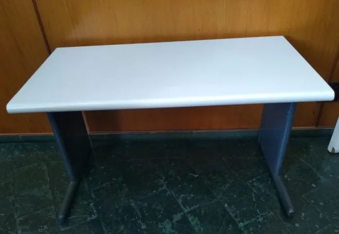 Mesa Escritório com base em Metal e Laminado Arvoplac -  1,20 x 60 x 72