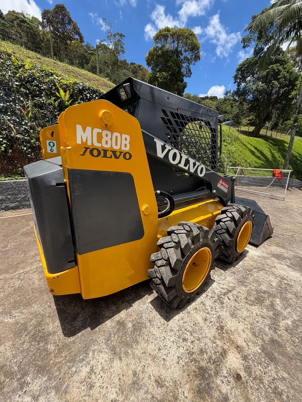 Mini Carregadeira Volvo MC80B Ano 2012 - Foto 15