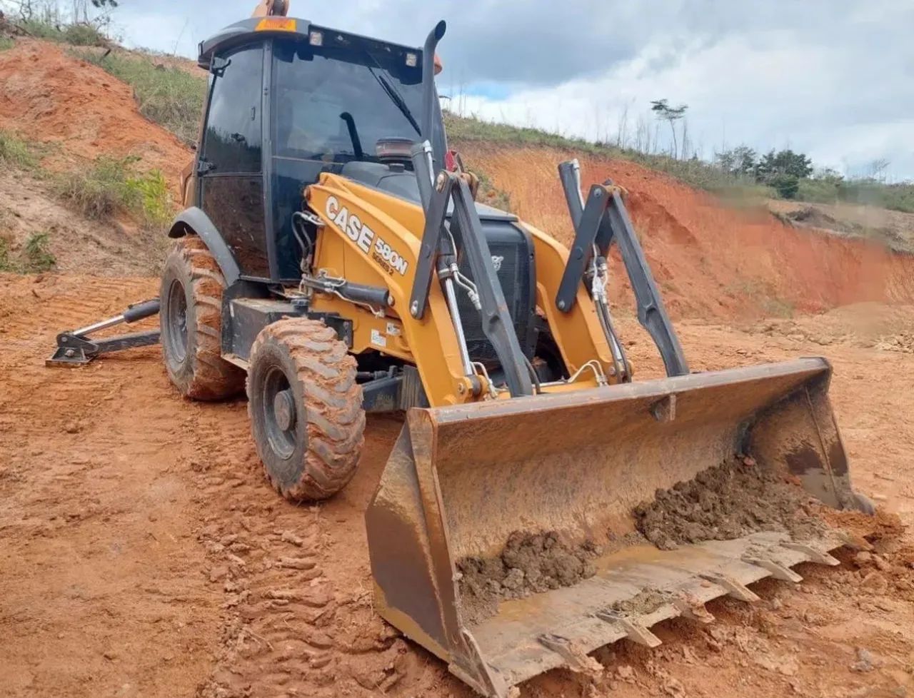 Retroescavadeira 580 N ano 2023