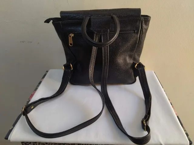 MOCHILA PRETA FEMININA DE COURO LEGÍTIMO MARCA REI DIJON - Foto 2