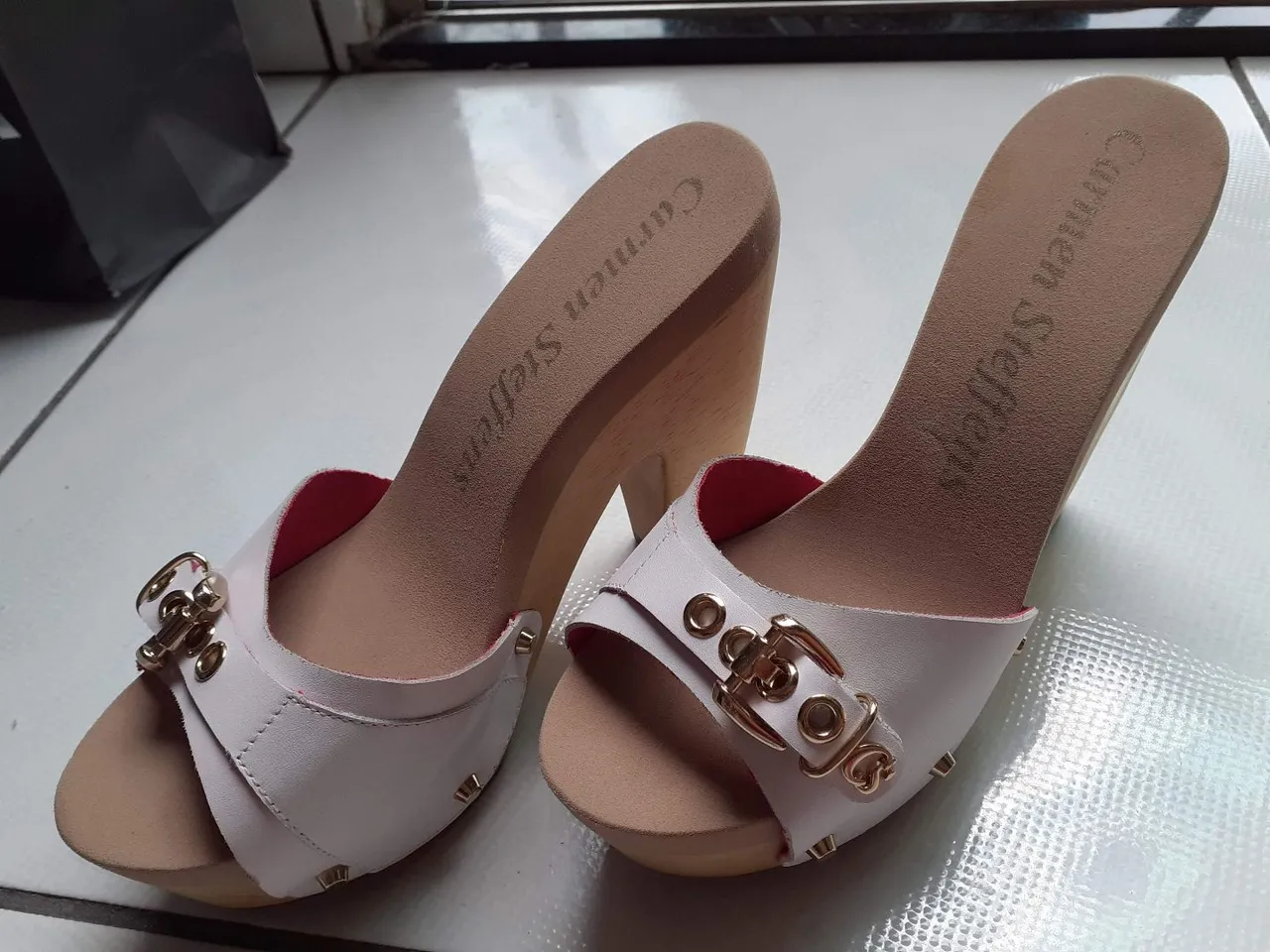 Sandália Carmen Steffens Branca com Salto de Madeira