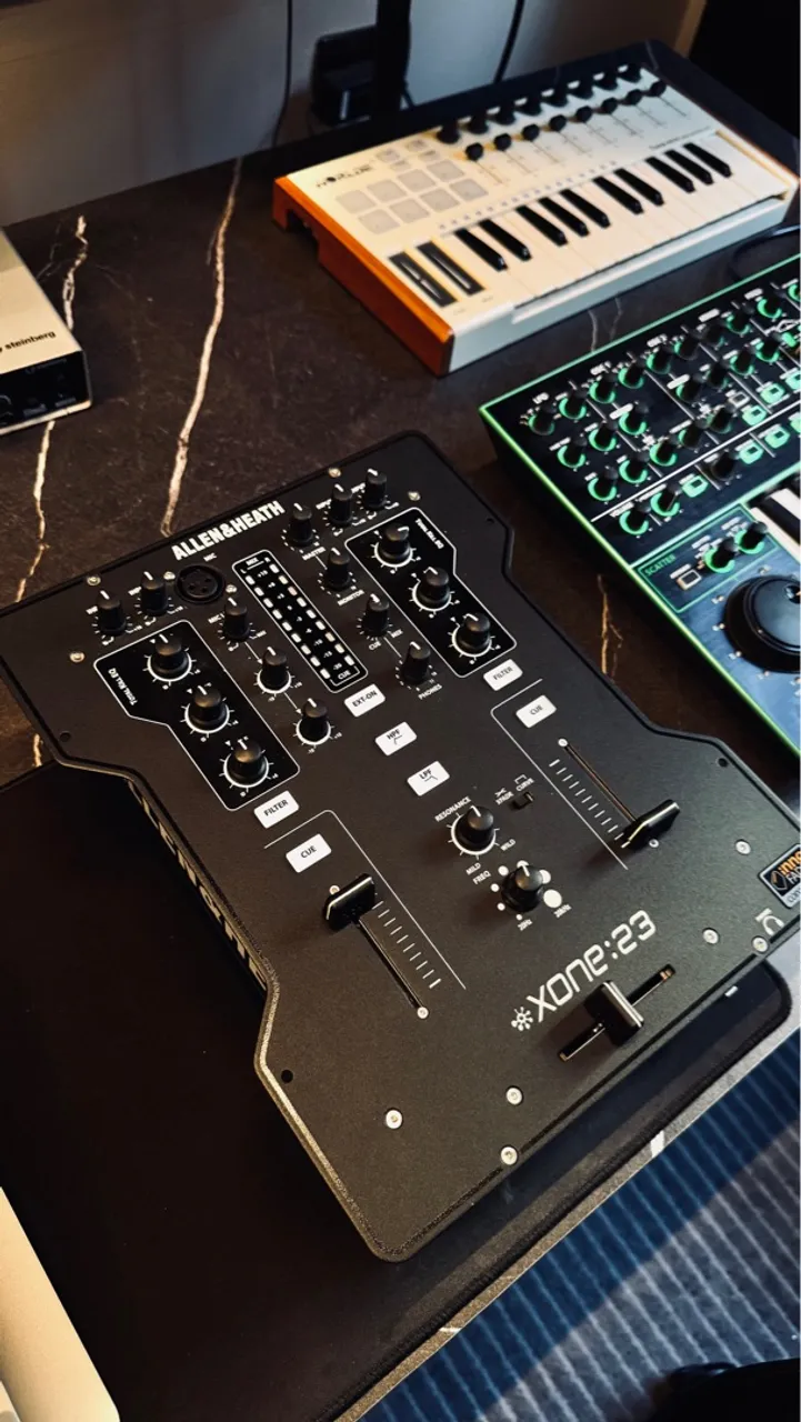 Mesa de DJ Allen & Heath Xone:23