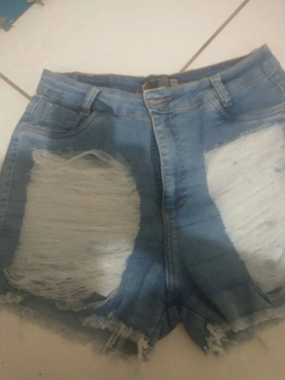 Short jeans desfiado muito lindo 