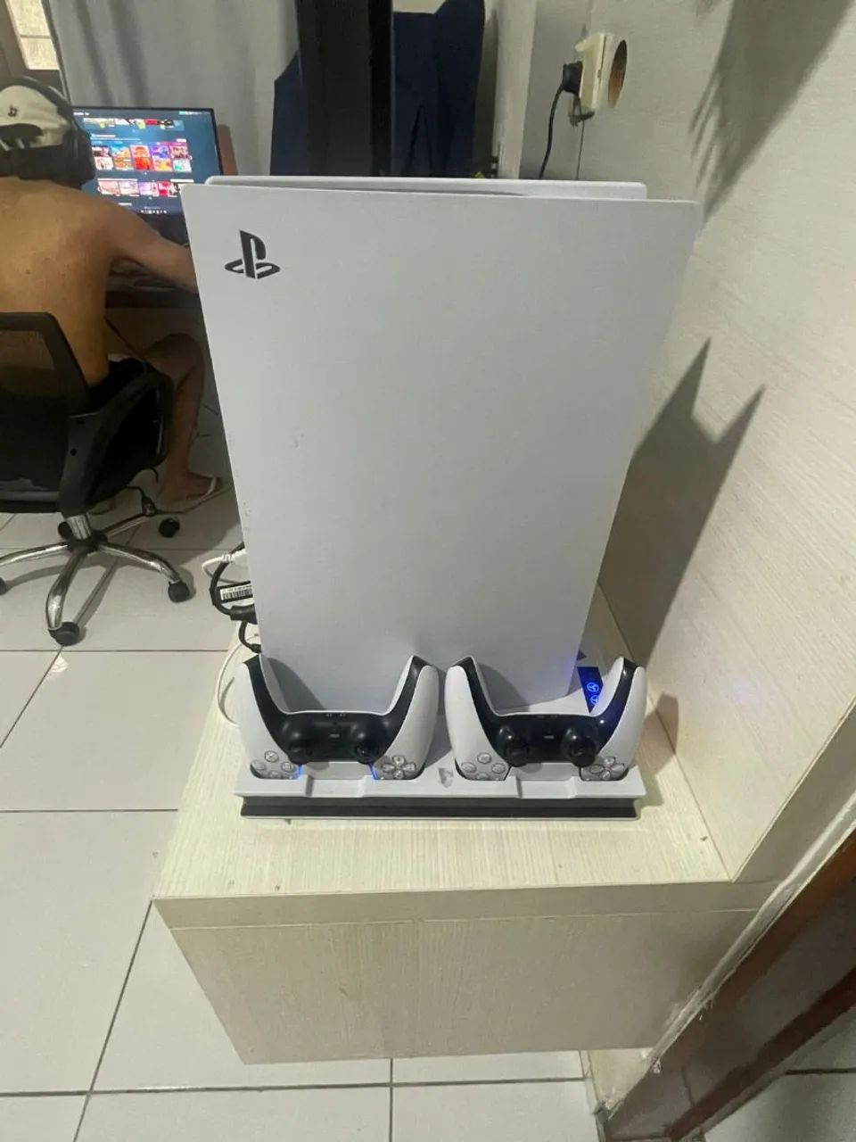 Playstation 5 2tera com leitor 2 controles e base  - Foto 2
