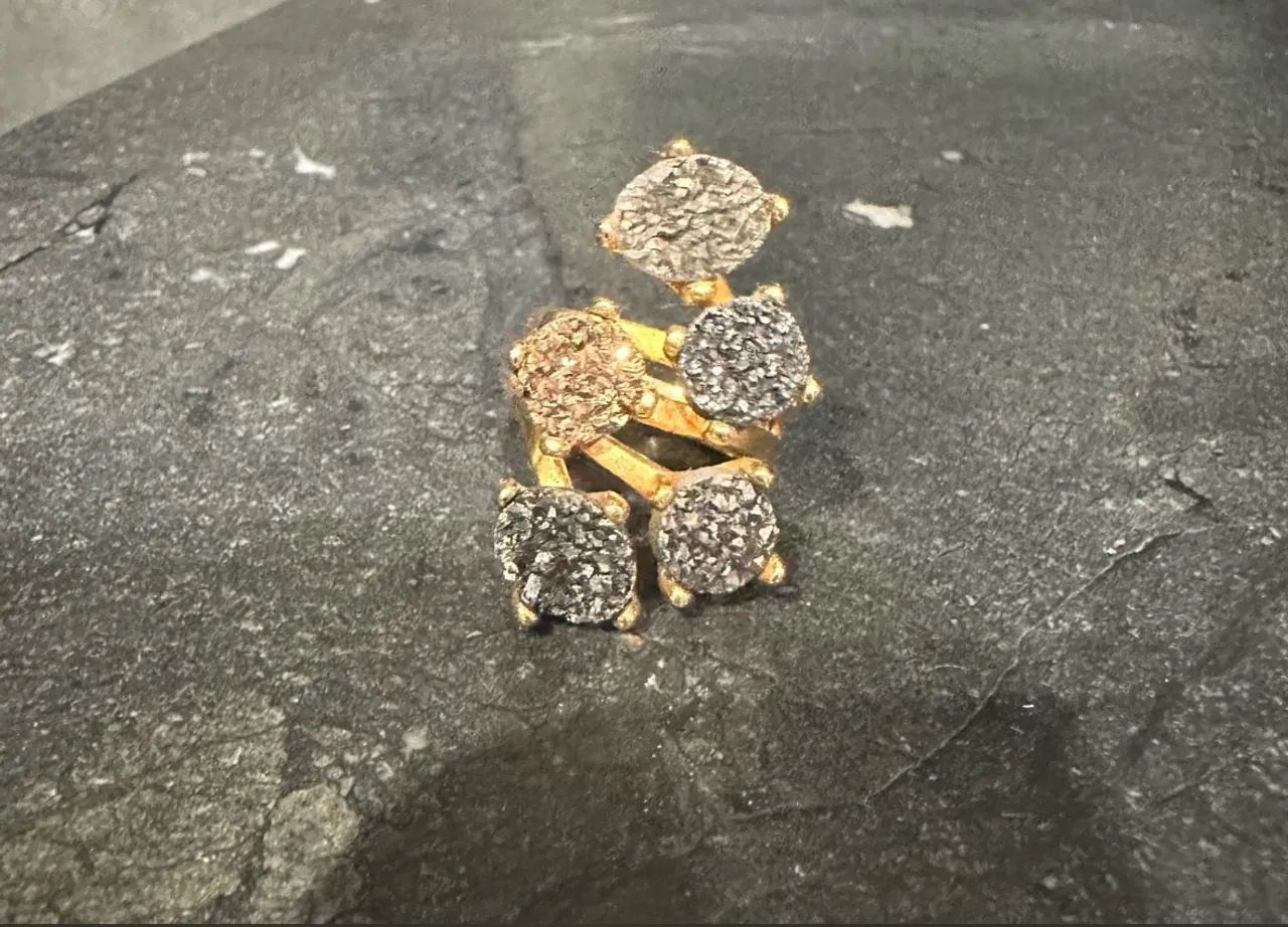 Anel drusas de pedras naturais banho a ouro 18k