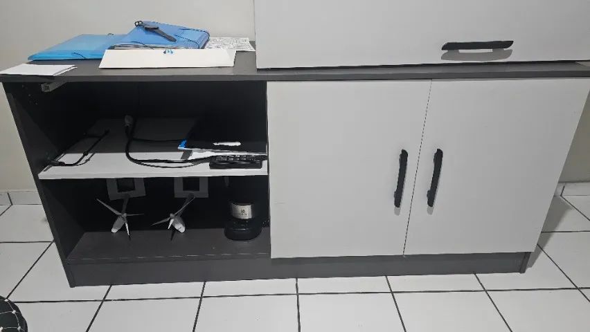 Armário baixo de escritório com portas e nichos