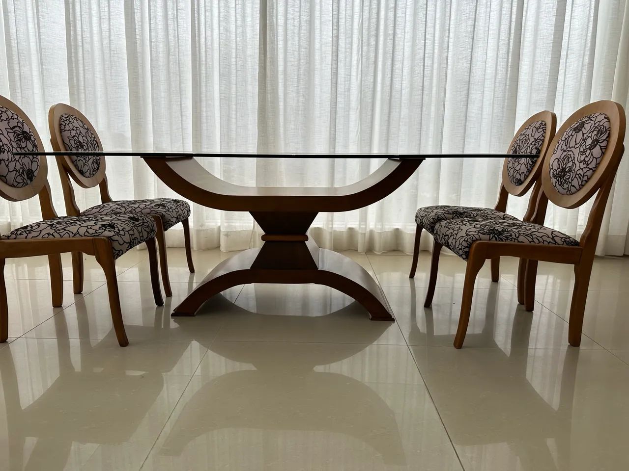 Mesa de jantar com 6 cadeiras e aparador. Madeira maciça!