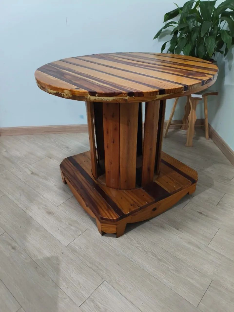 Mesa em Madeira com Acabamento Artesanal 