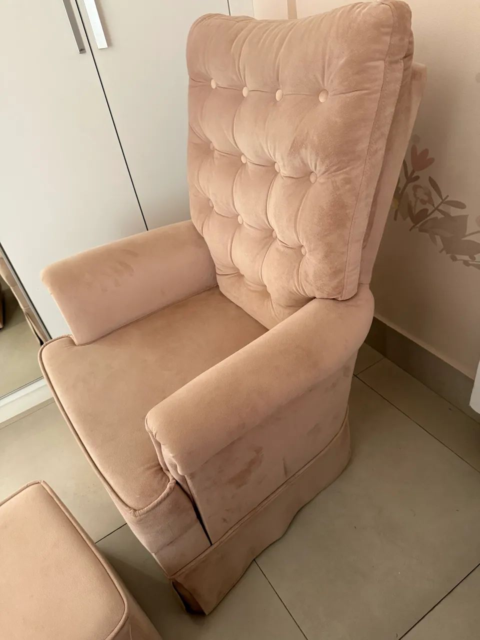 Poltrona de amamentação que balança com puff - Foto 2