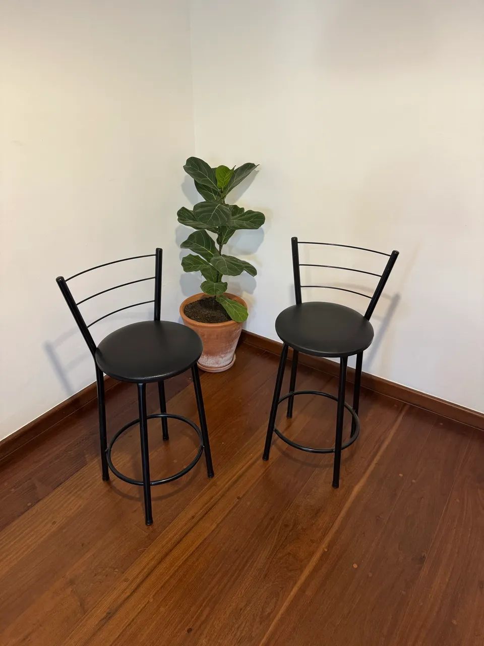 Banquetas pretas com encosto