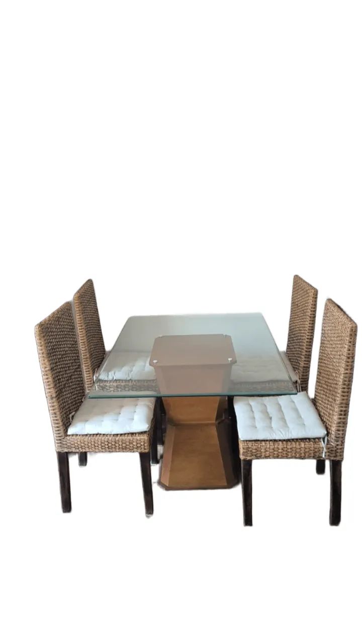 Mesa de jantar de vidro com cadeiras de madeira e vime