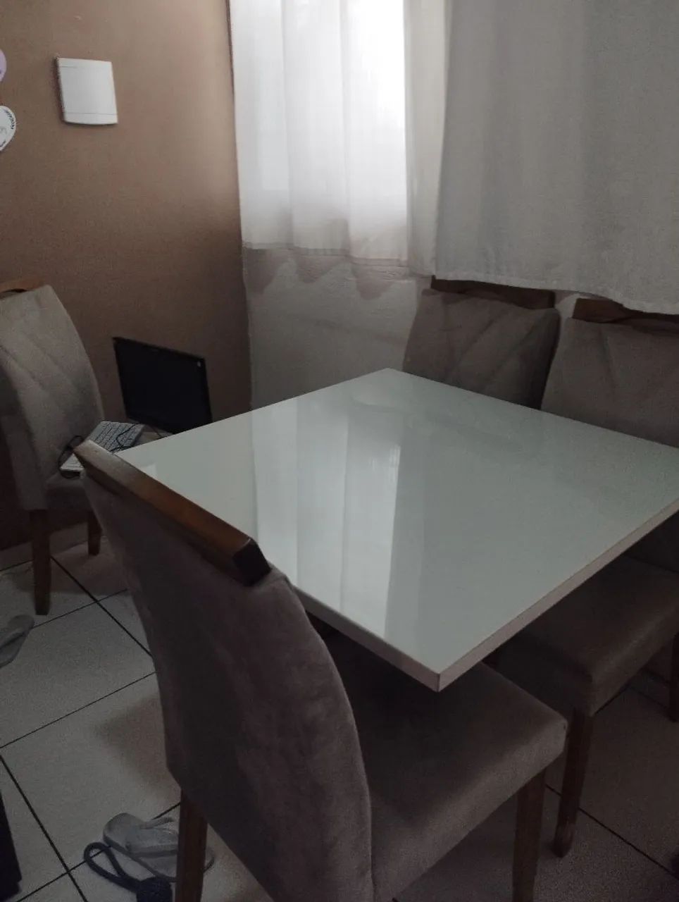 Mesa com Tampo de vidro com 4 cadeiras - Foto 2