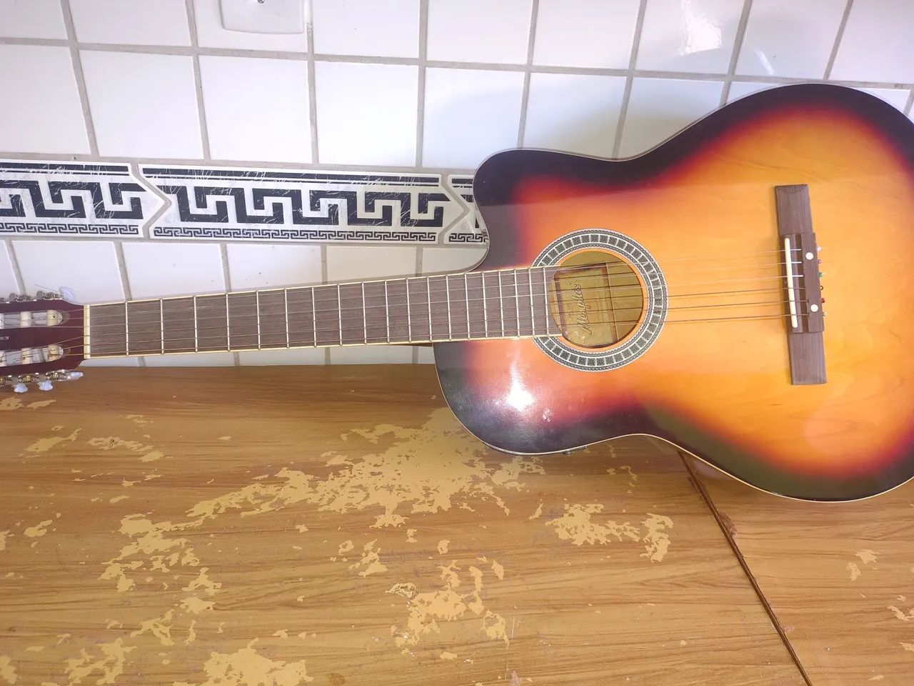 Vendo violão de marca menphis elétrico e pronto pra usar 