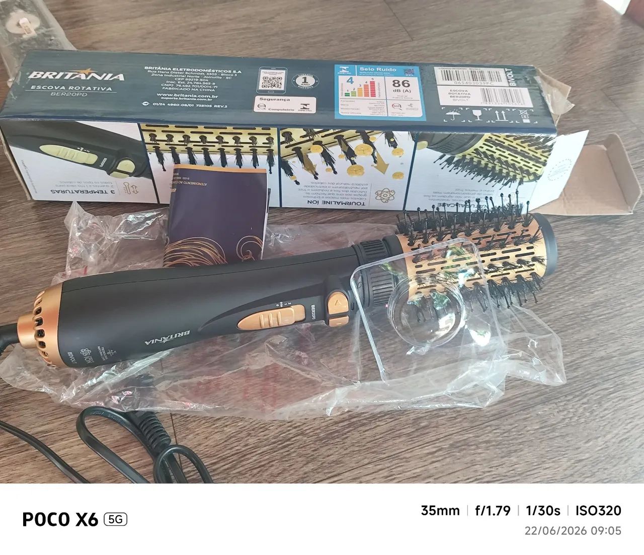 Vendo uma escova de cabelo nova