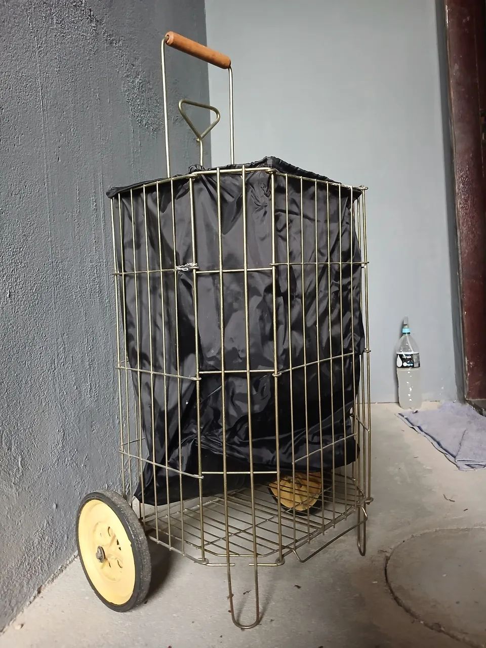 Carrinho de Feira de Alumínio com Rodas - Ótimo Estado<br> - Foto 2