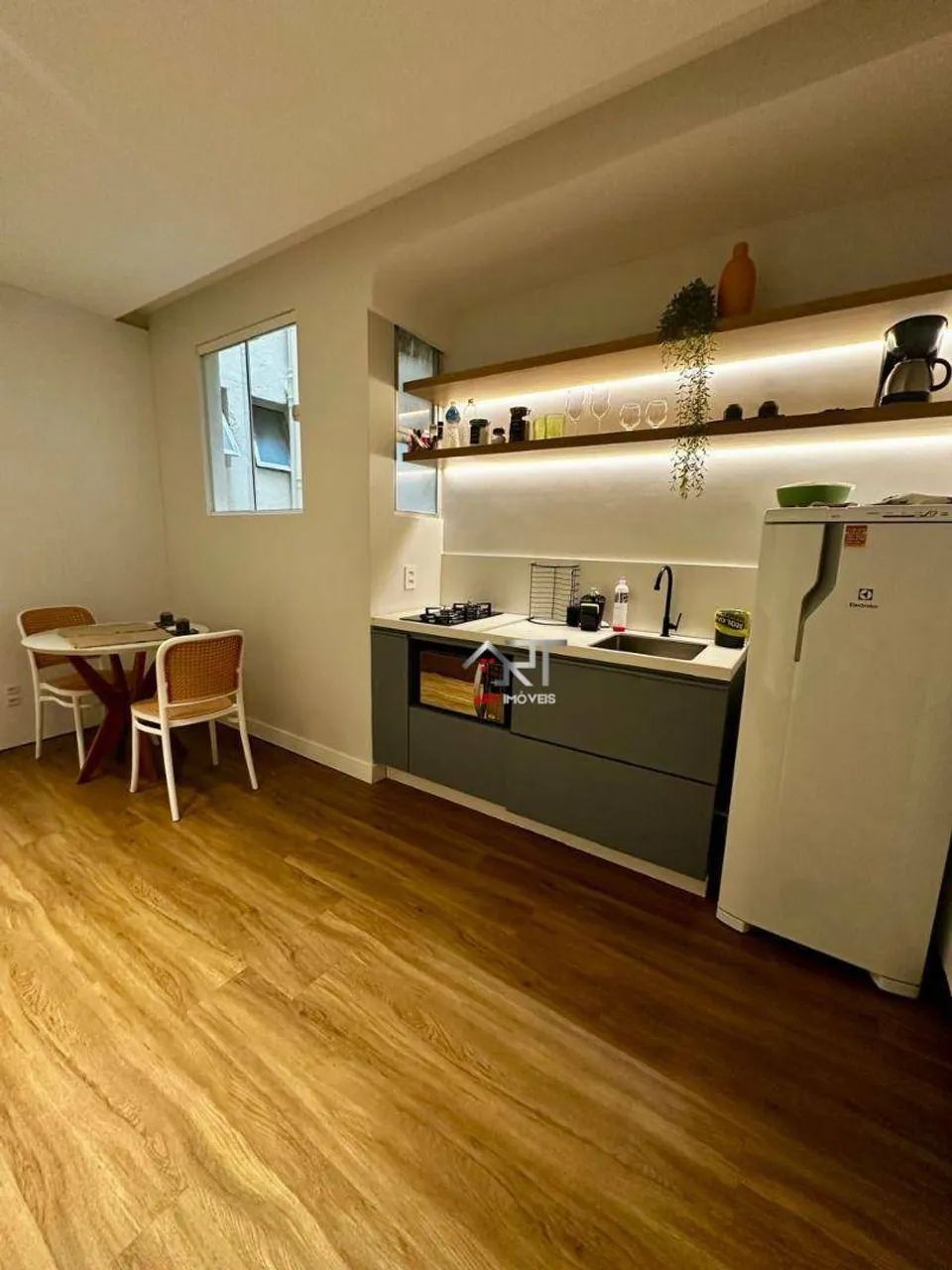 Apartamento montado e decorado, totalmente MOBILIADO, suíte, varanda. Prédio com elevador - Foto 2
