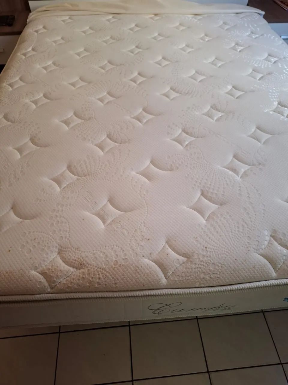 Cama box com molas ensacadas tamanho Queen 