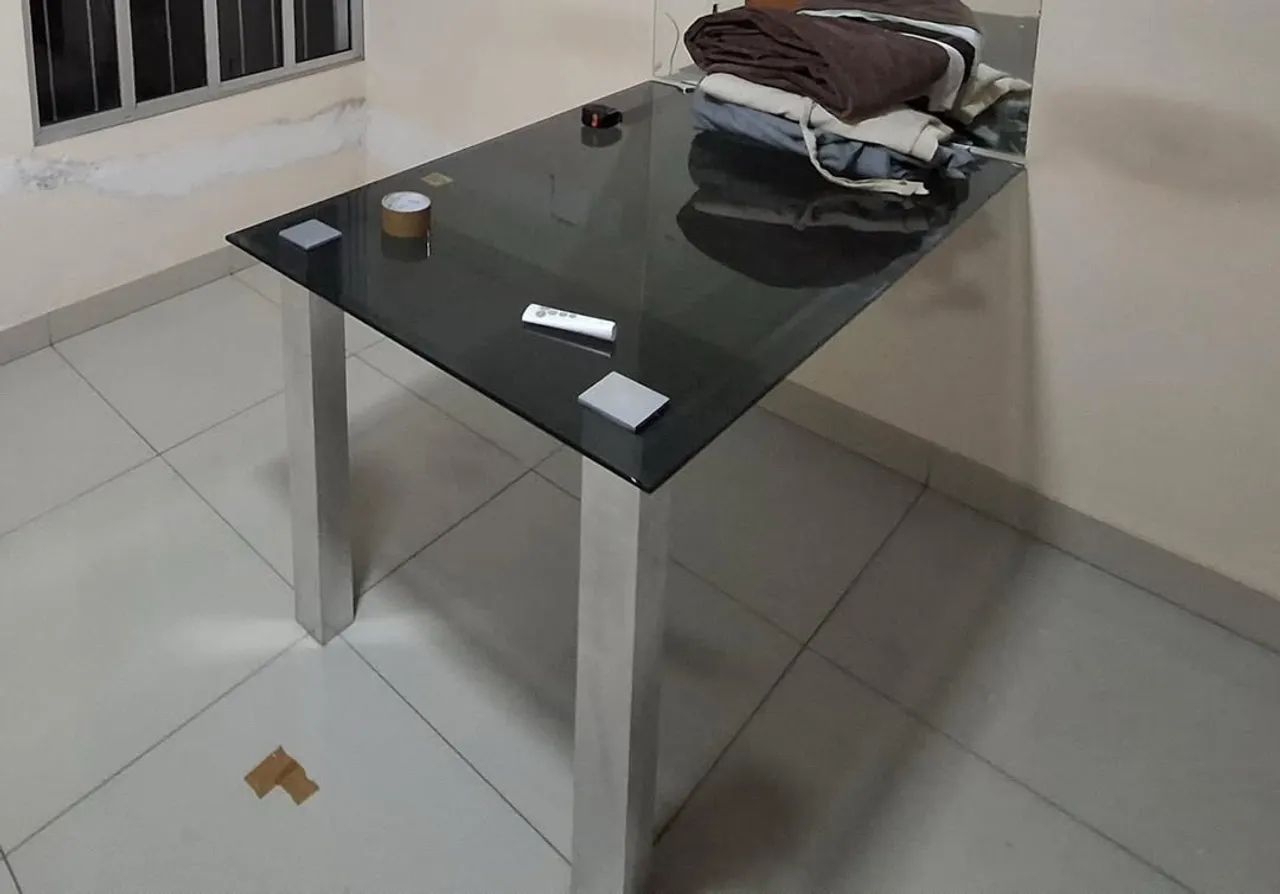 Mesa de vidro embutida 4 cadeiras